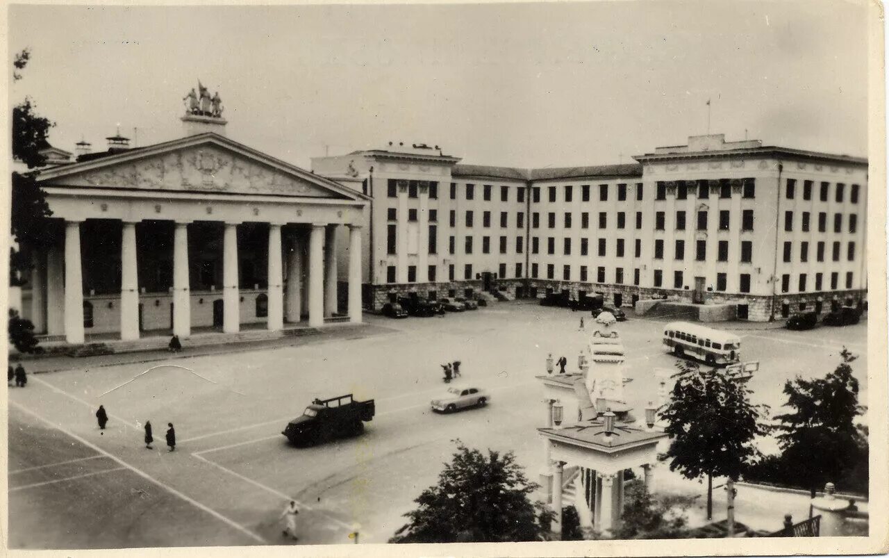 Старый брянск фото. Дом советов в Брянске 1924. Старое здание драмтеатра Брянск. Старый город Брянск. Брянск 1960.