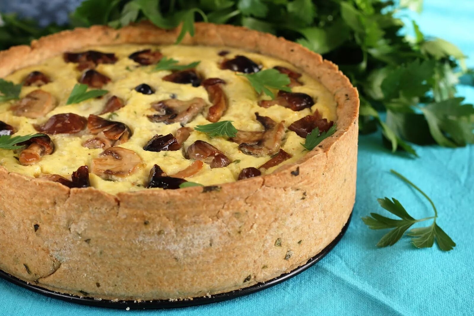 Пирог из картофельного теста. Картофельный киш с грибами. пирог с картофелем и грибами. картофельный пирог с грибами. пирог с шампиньонами и картофелем.