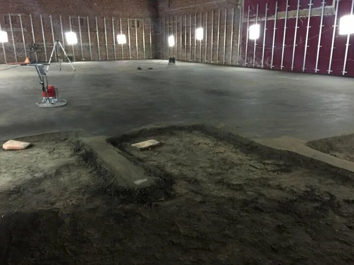 Машина для полусухой стяжки. Полусухая стяжка пола на улице. Армированная цементно-песчаная стяжка кровли. Полусухая стяжка. Бетононасос для стяжки.