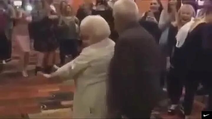Злая бабушка. Бабка стоит. Абай ??нанбаев и бабушка зере. Бабки нужен среду дед. Бабушка прикольная.