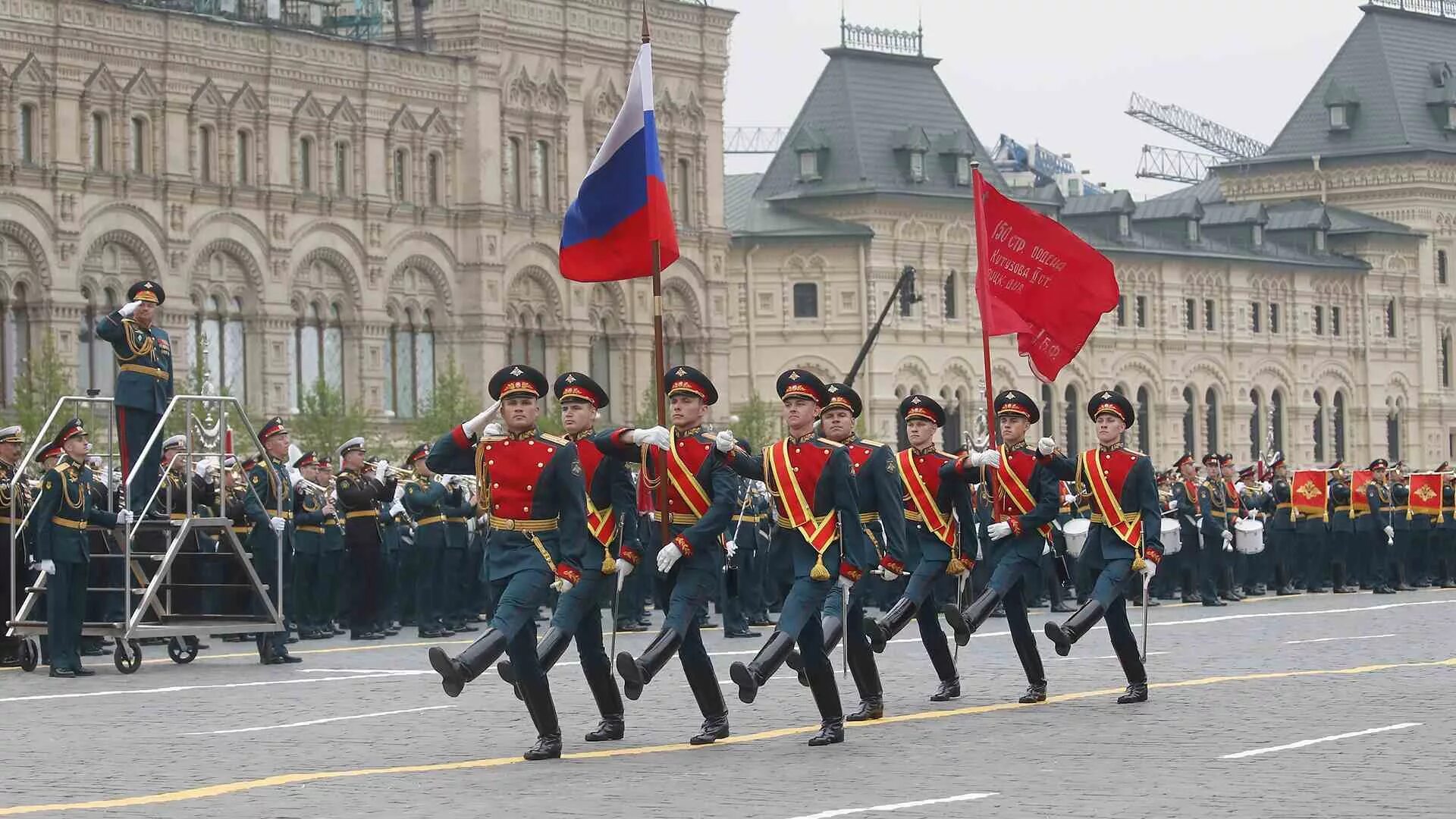Какого года был парад. Знаменная группа на параде победы. знаменная группа на красной площади. знамя победы на параде в москве 2025. вынос знамени победы на красной площади 2025.