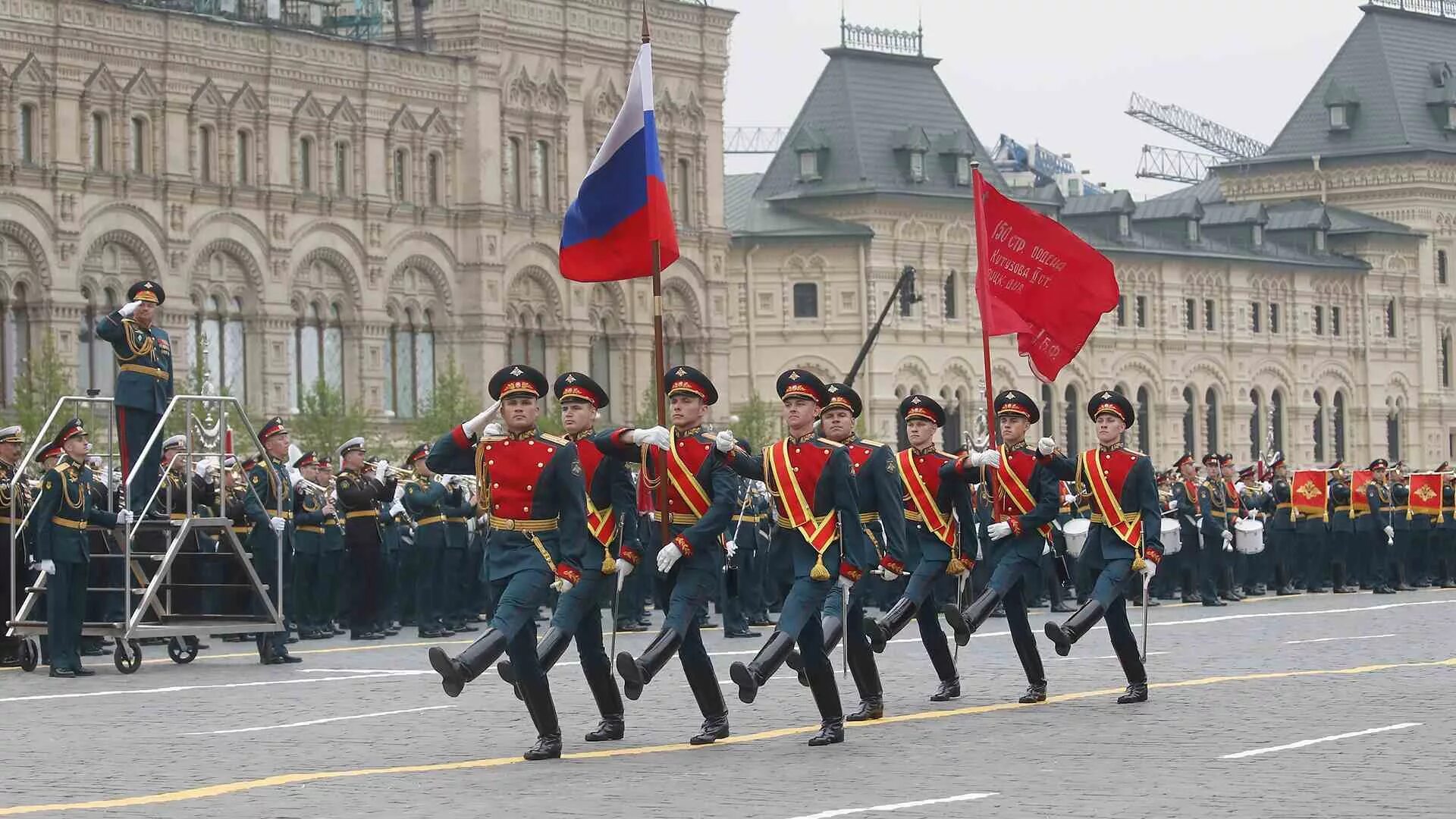 Парад на русском языке. Знаменная группа на параде Победы. Красная площадь парад знаменная группа. Знаменная группа на параде Победы 9 мая. Вынос Знамени Победы на красной площади.