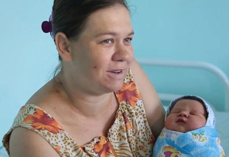 синдром дауна в роддоме. новорождённые с синдромом дауна в роддоме. новорожденный ребёнок даун роддом. синдром дауна дети в роддоме. малыши новорожденные.