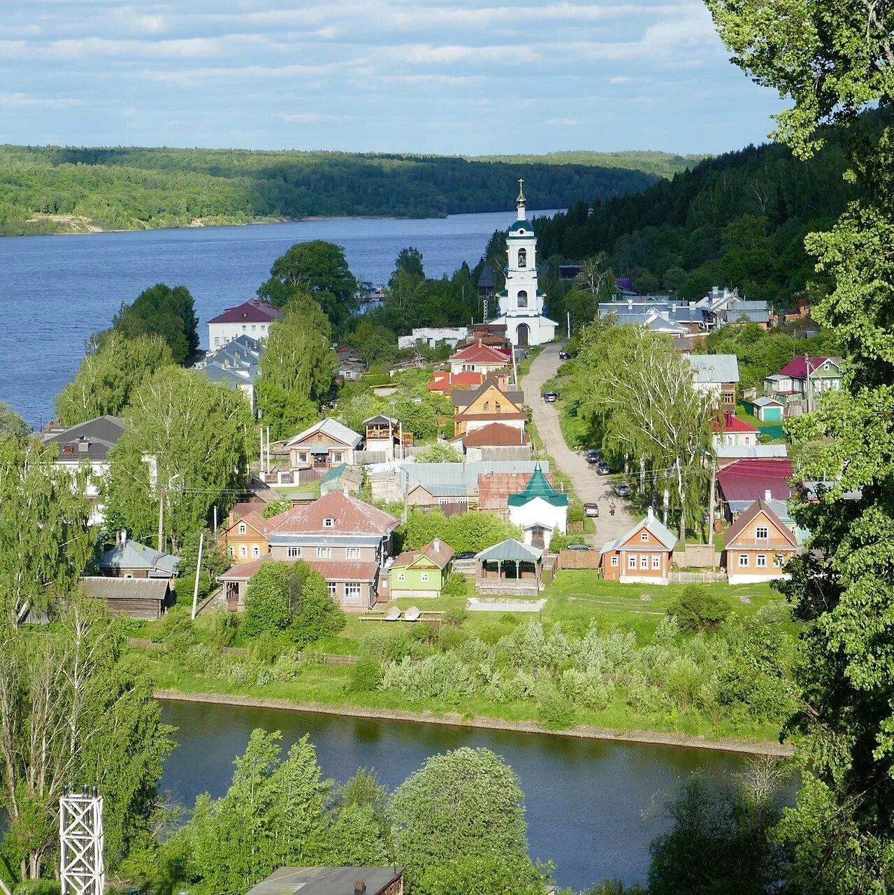 Плес стоит на реке. Плес стоит на реке. Плес кострома. Волга плес вид с реки. Плес стоит на реке.