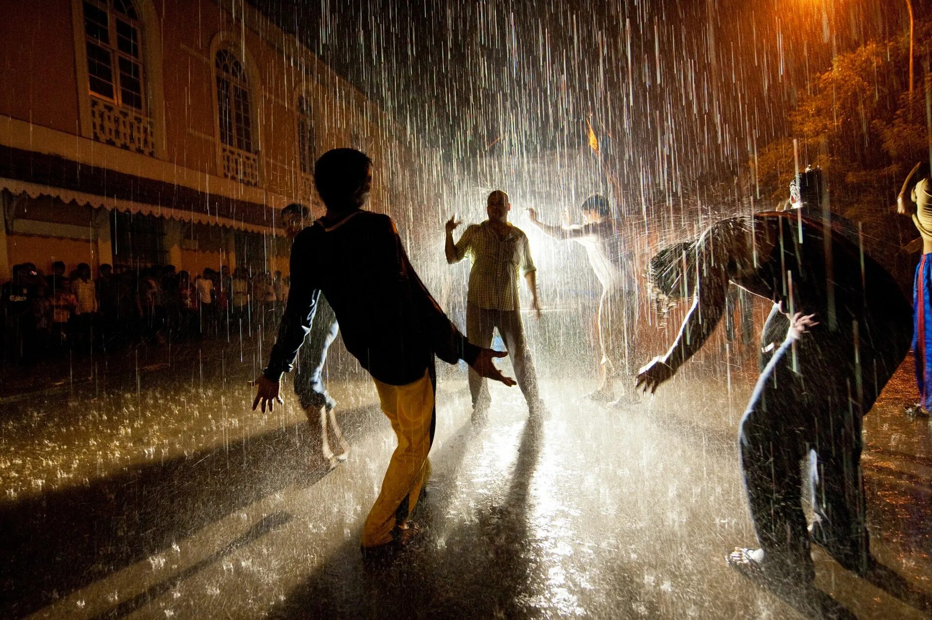 Веселый дождь города. Танцы под дождем. Под дождем. Человек под дождем. Люди под дождем в городе.