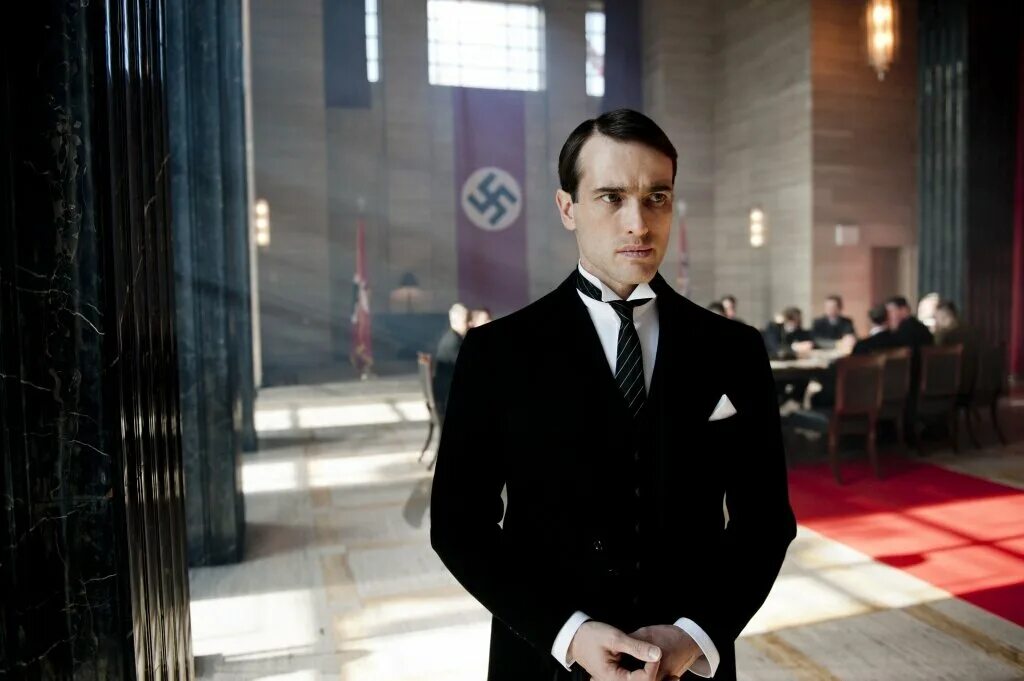 Вниз по лестнице 2010. Upstairs downstairs сериал. Вверх и вниз по лестнице сериал 1971. Вверх и вниз по лестнице (2010). Вниз по лестнице 2010.