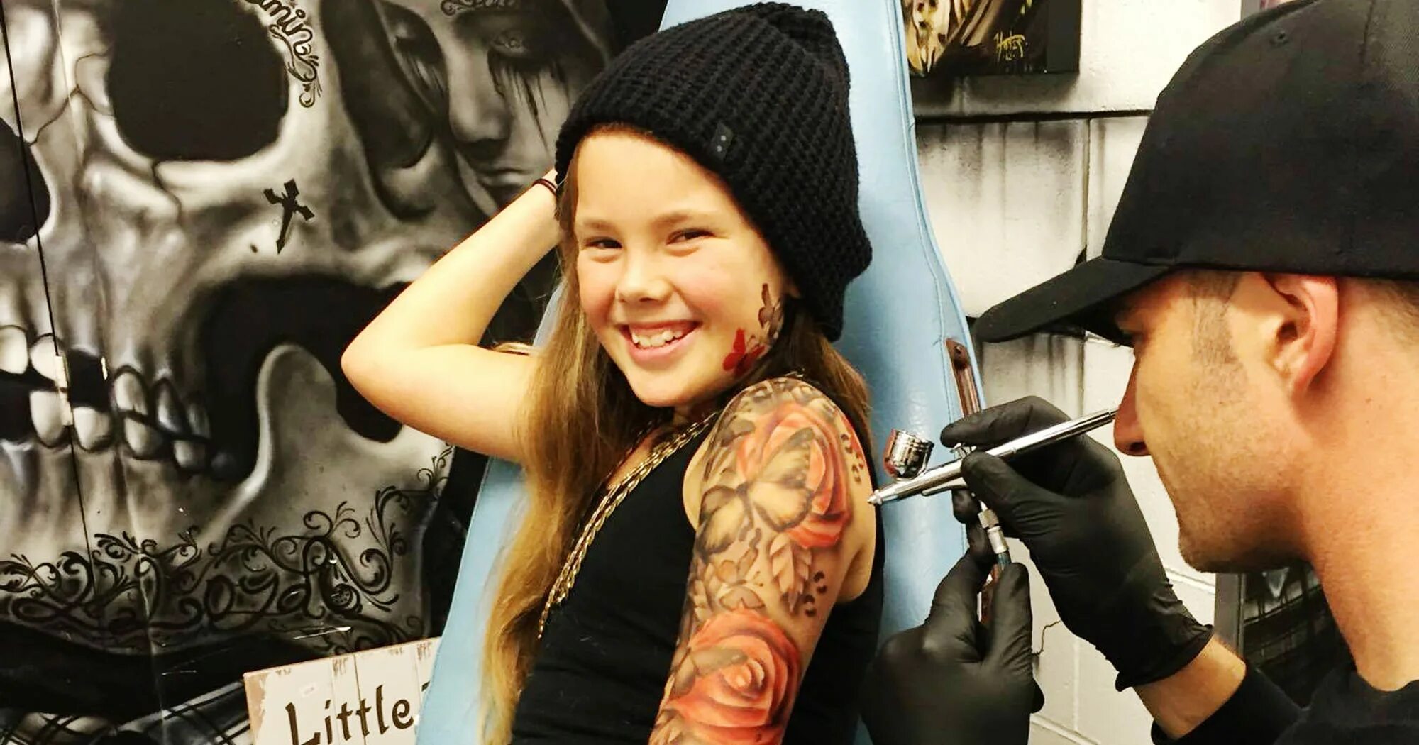 Процесс набивания тату. Набила тату в 14 лет. Ребенку набивают тату. Ребенок в наколках. Ребенок в наколках.