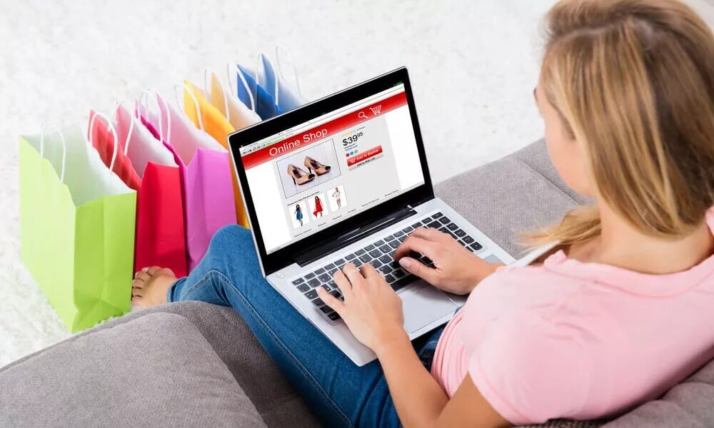 заказ одежды через интернет. покупки в интернете. покупки в интернете. магазин на диване. покупки в интернете.