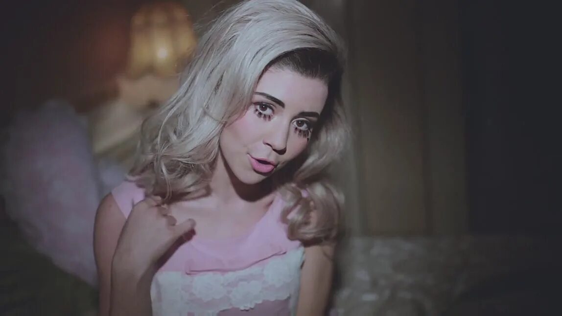 Жесты пальцами. Красивые пальцы. Дерзкая девушка. Katz lizkatzofficial. Babe finger.