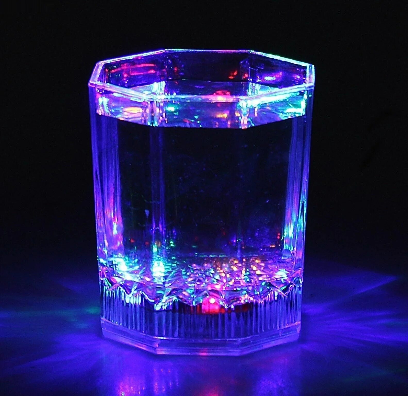 Неоновая жидкость. Светящаяся жидкость. Светящиеся стаканы. Флуоресцентная жидкость. Стаканы светящиеся от воды.