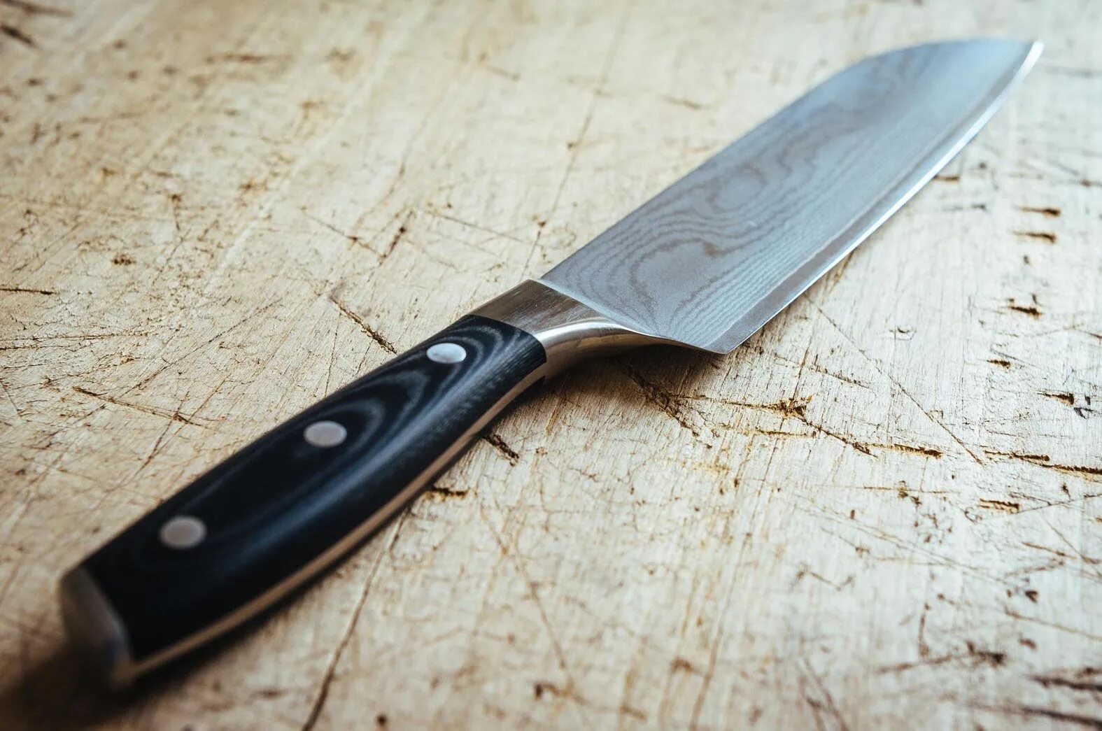 Нож на столе. Кухонный нож на столе. Вилки кремль ссср продам. Тарелка с приборами. Стол на двух ножах.