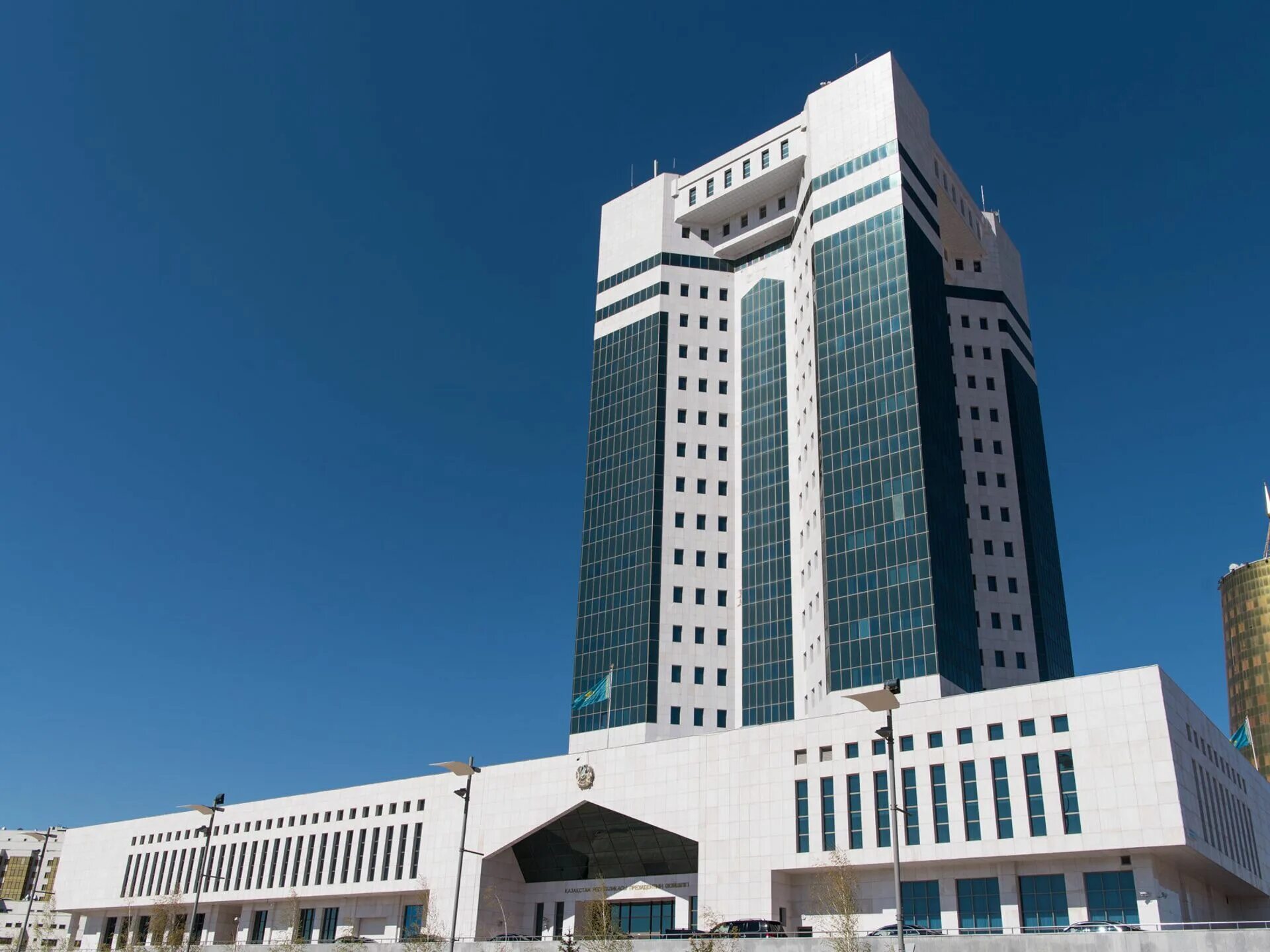 Правительство РК Казахстан здание. Дом правительства РК. Астана здание правительства. Высотки в Казахстане.
