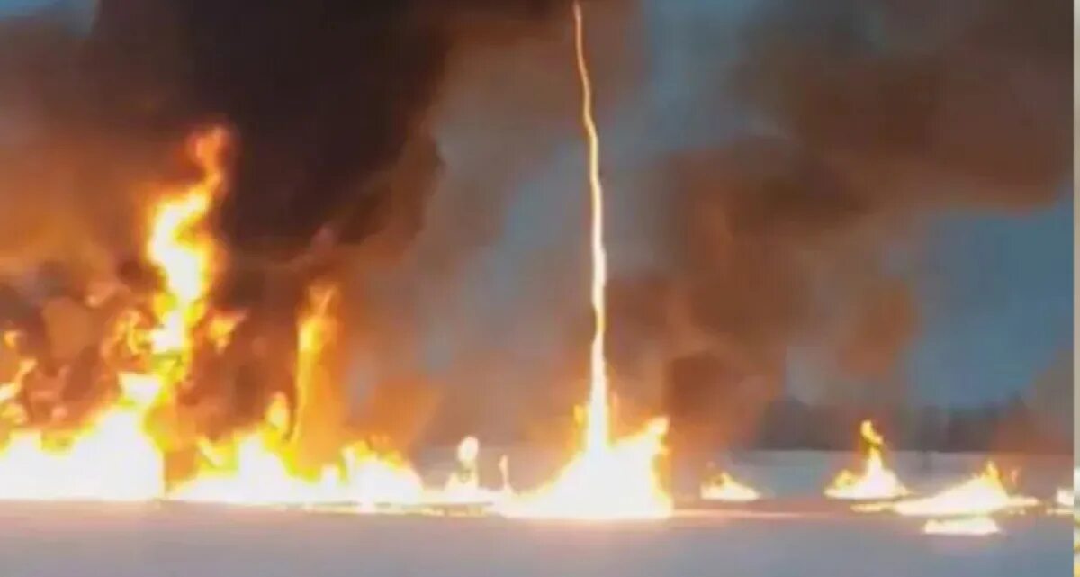 Пожар в озерах. Пожар на реке Обь. Пожар на реке Обь 2021. Экологические катастрофы пожар на реке Обь. Разлив нефти трубопровод.