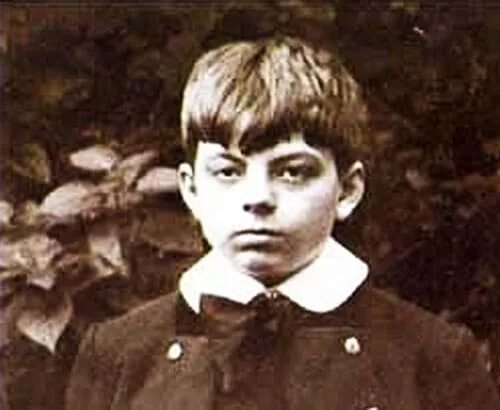 Антуан де сент экзюпери семья. Антуан де сент экзюпери детство. Антуан де сент-экзюпери в детстве. Антуан де сент-экзюпери биография. А де сент экзюпери детство.