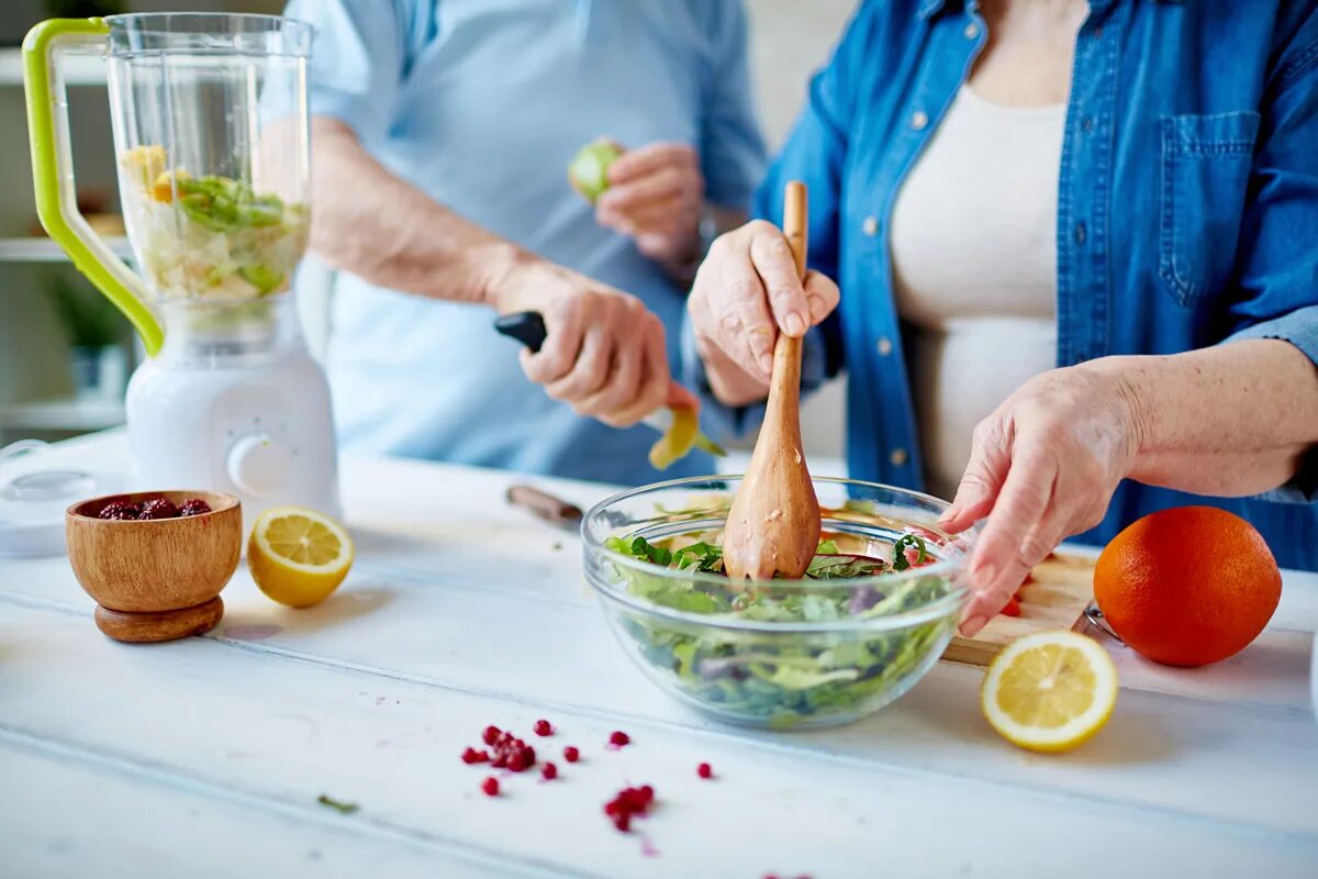 Cooking ingredients. Перемешивание продуктов. Овощи для пожилых. Перемешать еду. Размешивать салат.