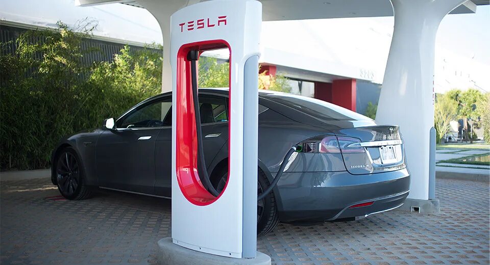 Электро заправка для машин. Тесла суперчарджер. Зарядная станция Tesla Supercharger. Электромобиль Тесла на зарядке. Зарядка Tesla Supercharger.