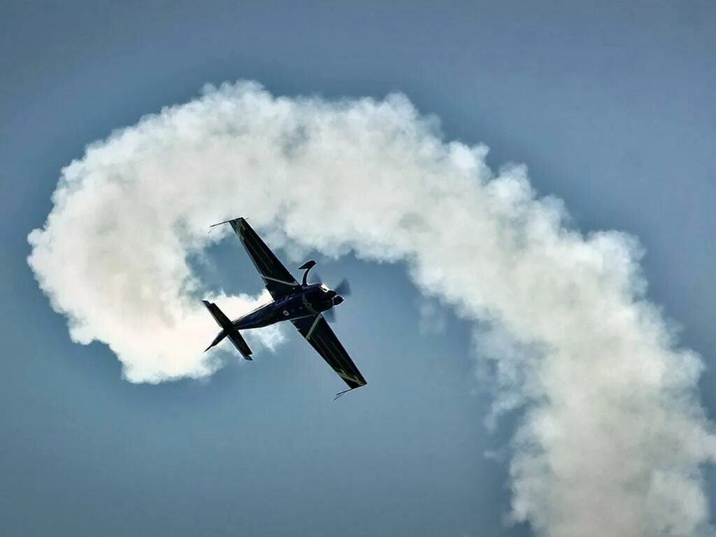 6 мая 1991 — сформирована авиационная пилотажная группа «стрижи». Пилотажная группа первый полет. Ранверсман фигура пилотажа. Мертвая петля пилотаж. Самолеты фигуры высшего пилотажа.