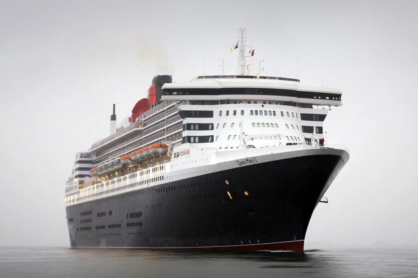 Корабль квин мери 2. Океанский лайнер queen mary 2. Queen mary 2. Круизный лайнер queen mary. Лайнер queen mary 2.