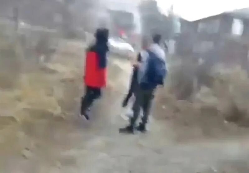 Девочка издевается над подругой