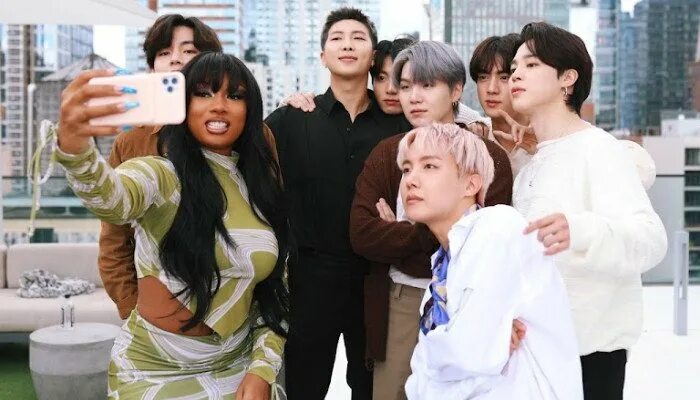 Megan thee stallion bts. Меган и бтс. bts with megan. bts megan thee stallion. меган певица с бтс.