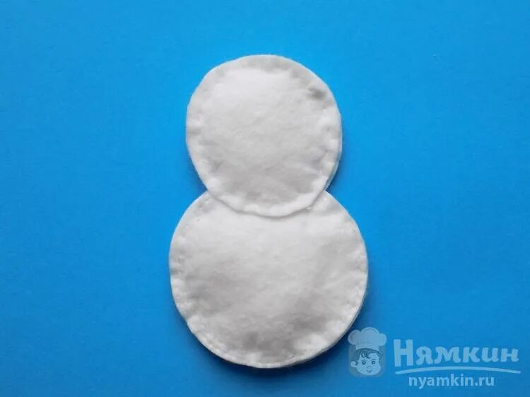 Снеговик из ватных дисков. Снеговик из ватных дисков и палочек аппликация. Поделка снеговик ватные диски. Аппликации "снеговик". Аппликация снеговик из ватных дисков.