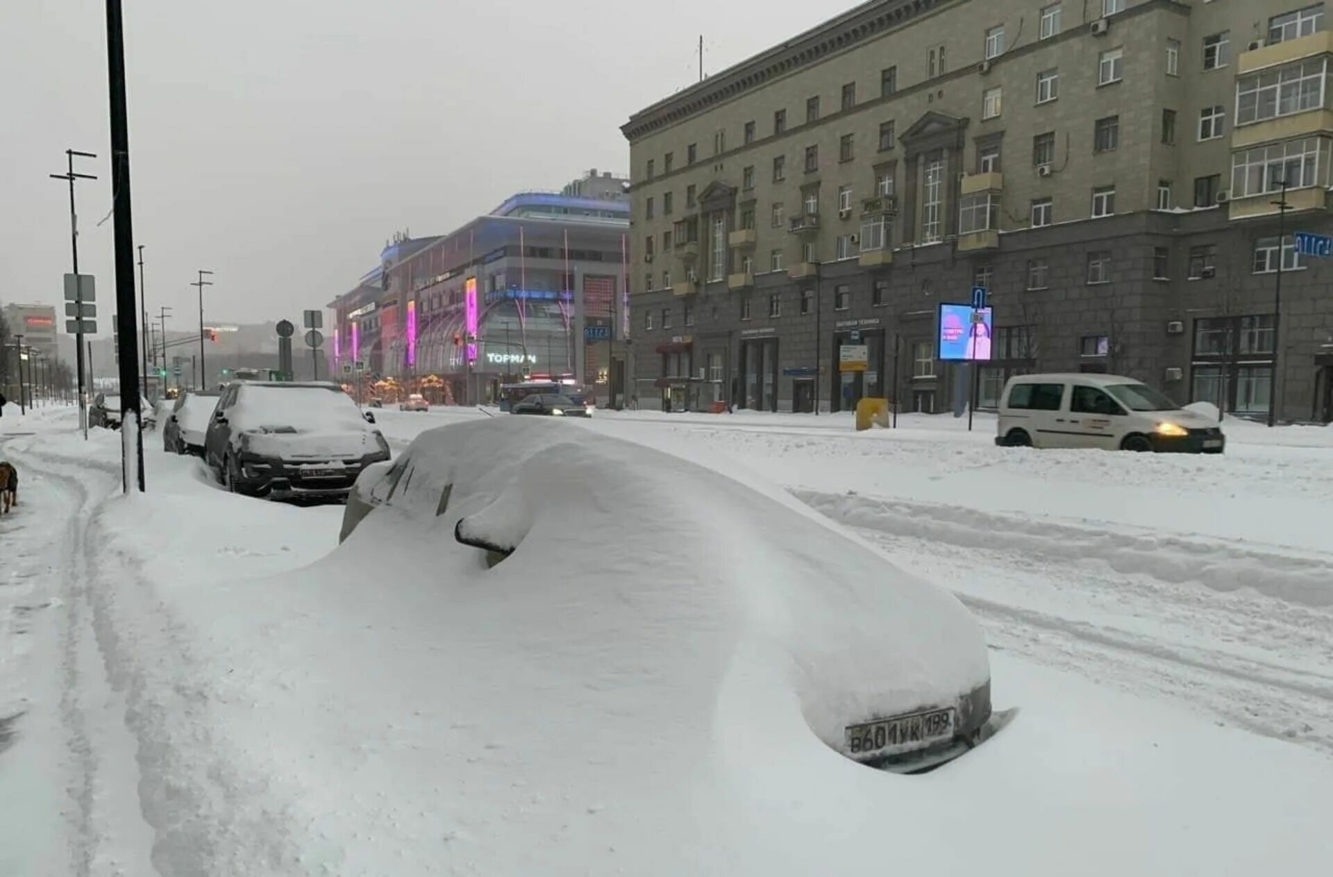 Снег долго. Снегопад в москве 13 февраля 2025. москва снегопад 2025. сугробы в москве 2025. снегопад в москве в феврале 2025.
