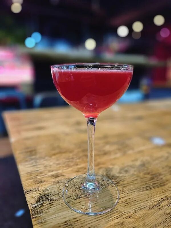 Негрони с кофе. Негрони сбаглиато в винном бокале. Коктейль добрый вечер. Негрони. Машенька и негрони бар.