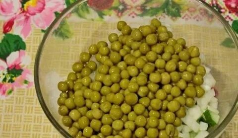 Курица с зеленым горошком и огурцом