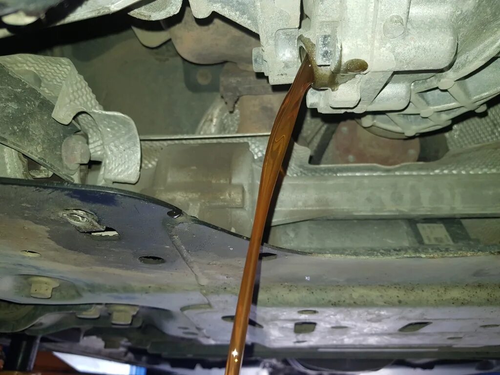 Сливная пробка заз шанс 1. Сливать масло. Слитое моторное масло. Как полностью слить масло. Как полностью слить масло.