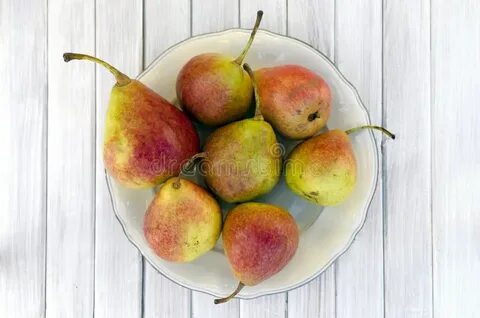 Семью грушами
