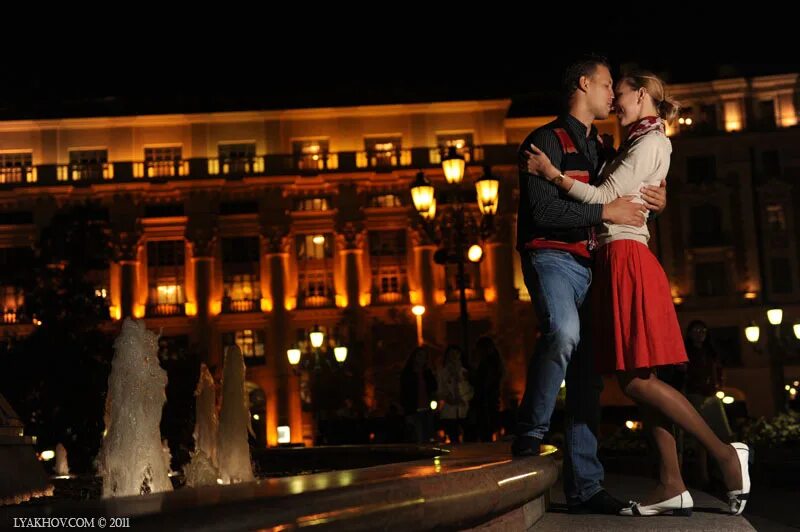 Гулять ночью. Пара гуляет ночью. Вечерняя прогулка. Ночная прогулка песня. Красивая девушка ночью.