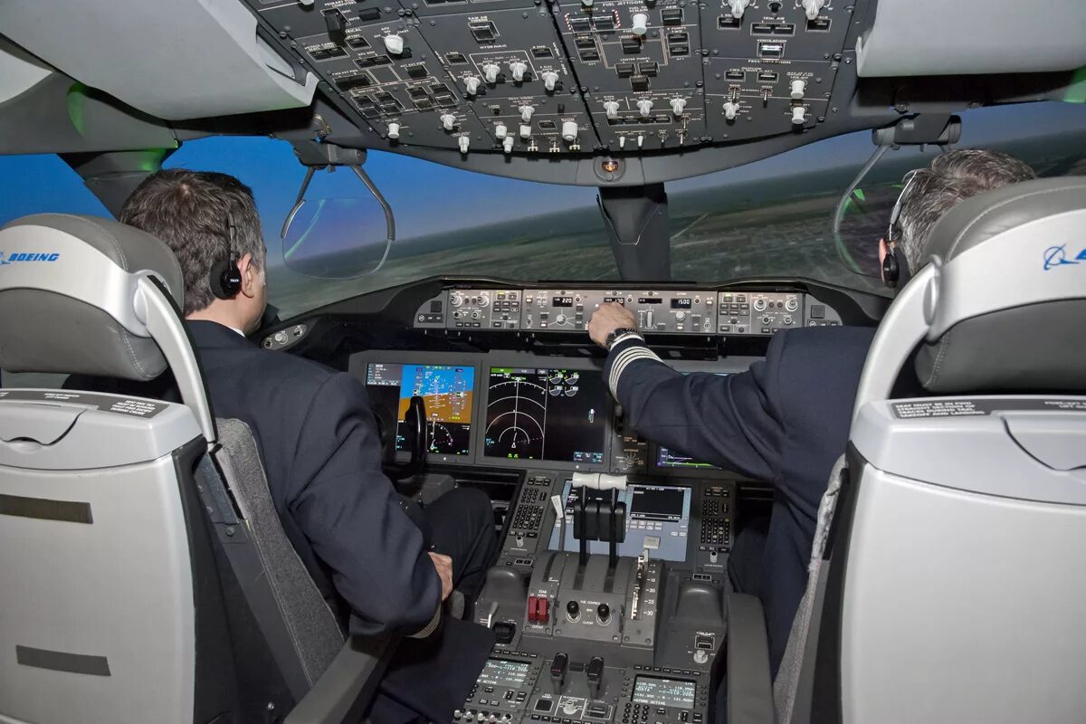 Boeing flight simulator. Пилоты boeing 787 нг. boeing 787 cabin pilot. пилот боинга. скорость боинг 787.
