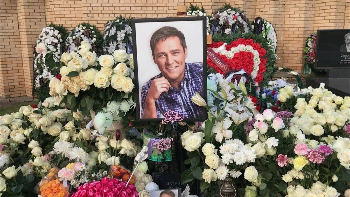 Могила юрия шатунова на троекуровском кладбище. Шатунов могила на троекуровском сегодня. Шатунов могила на троекуровском сегодня. Троекуровское кладбище шатунов памятник. Могила юры шатунова на троекуровском кладбище.