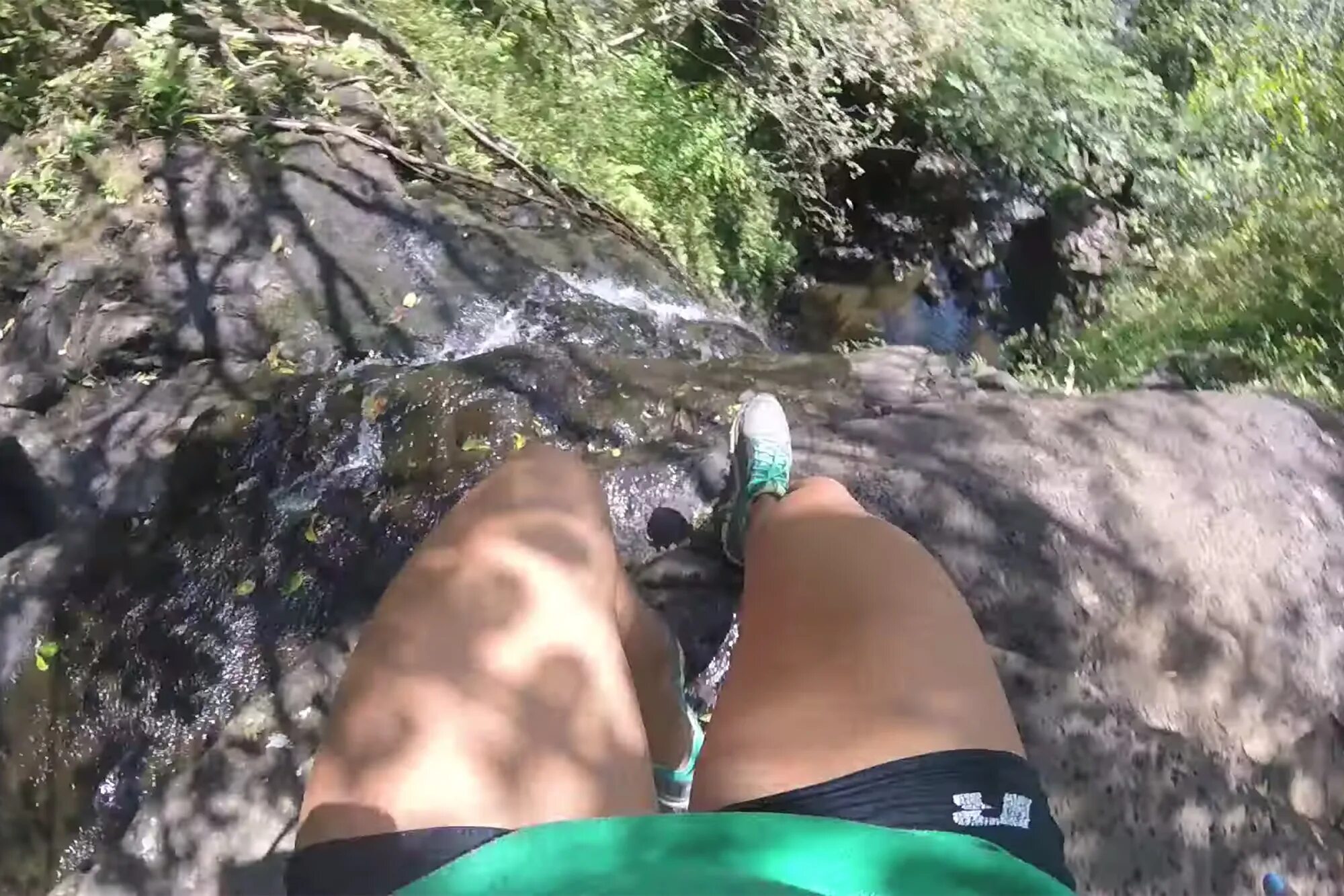 Упал с водопада. Человек упал с водопада. Падающий водопад от первого лица.