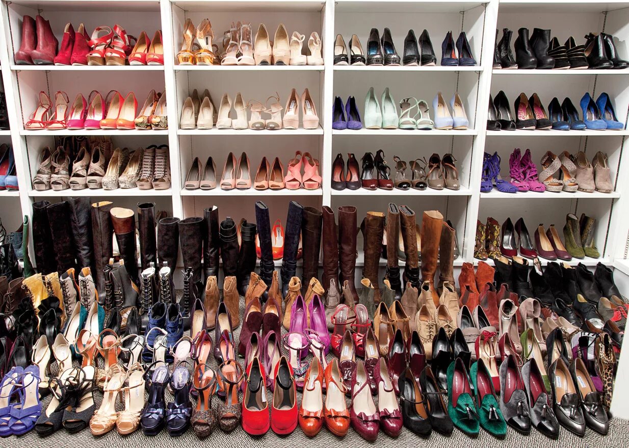 Много одежды и обуви магазин. Коллекция туфель. Много туфель. Много женской обуви. Женская гардеробная туфли.