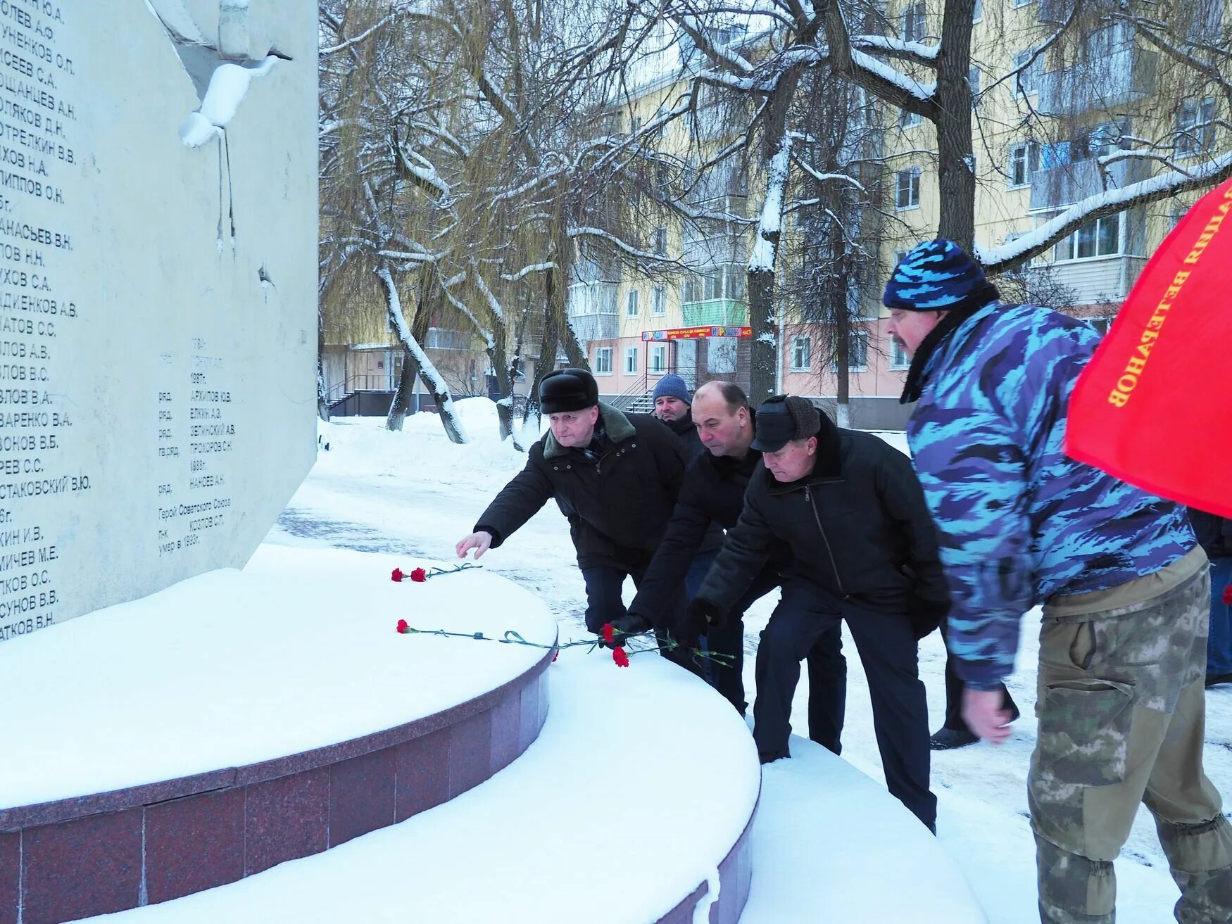 Сквер защитников отечества. Боевое братство Калуга. Боевое братство Краснознаменск. Сквер защитников Отечества Калуга. Калуга сквер защитников Отечества на площади Победы памятник.