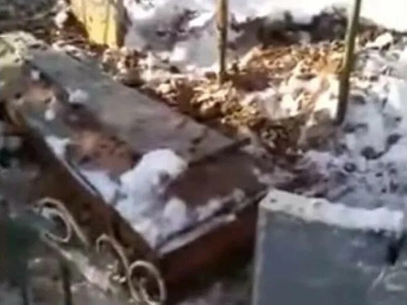 Почему кидают землю в могилу