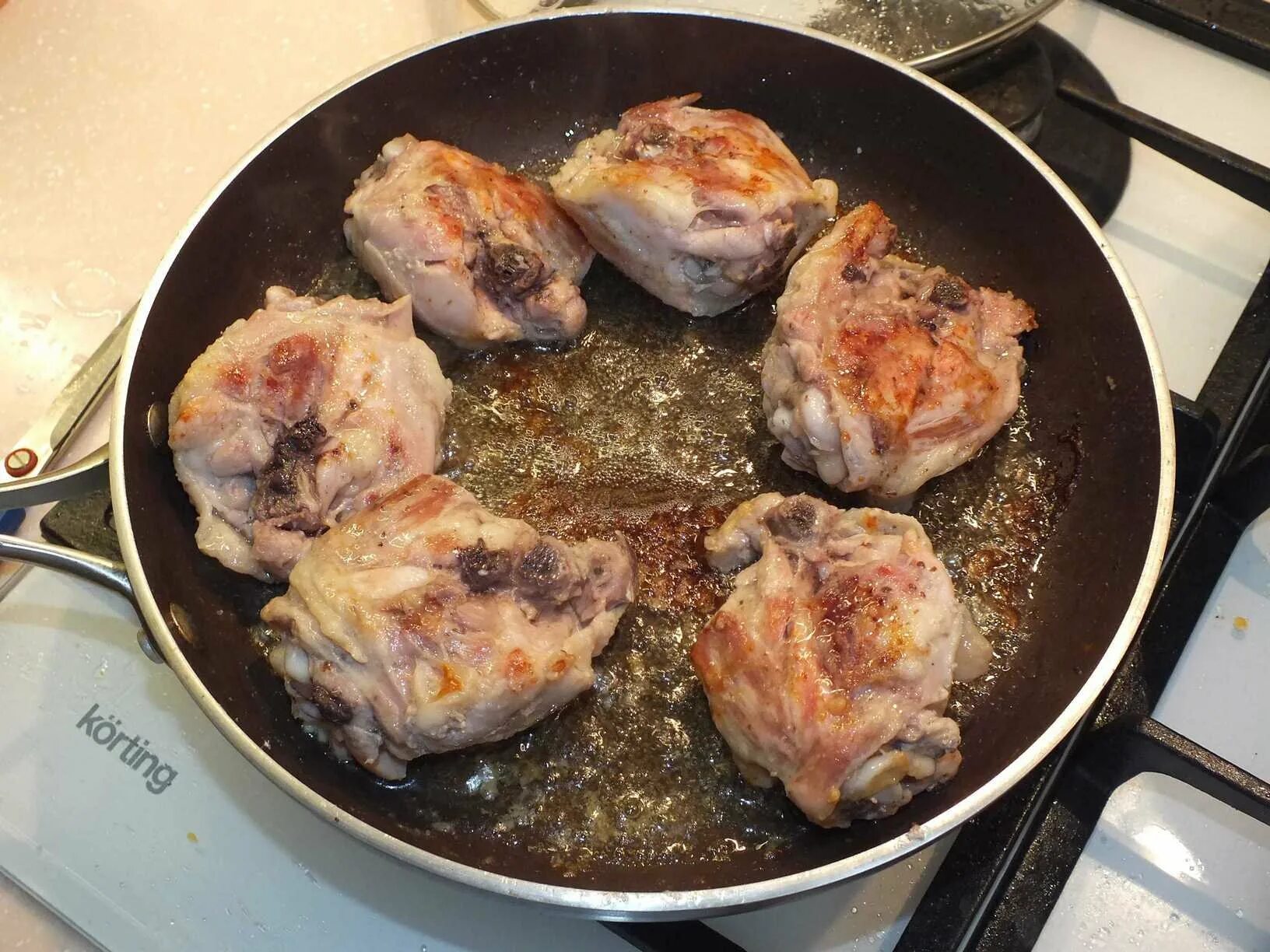 Куриные бедра на луке на сковороде. Жареные бедрышки на сковороде. жареные куриные бедра на сковороде. бедро куриное. куриные бёдра на сковороде.