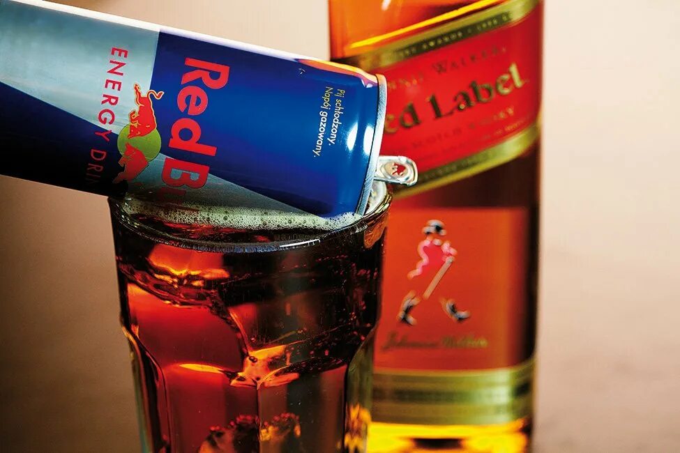 виски в руке. коктейль с энергетиком алкогольный. Red bull и алкоголь. виски который пил константин. виски со льдом.