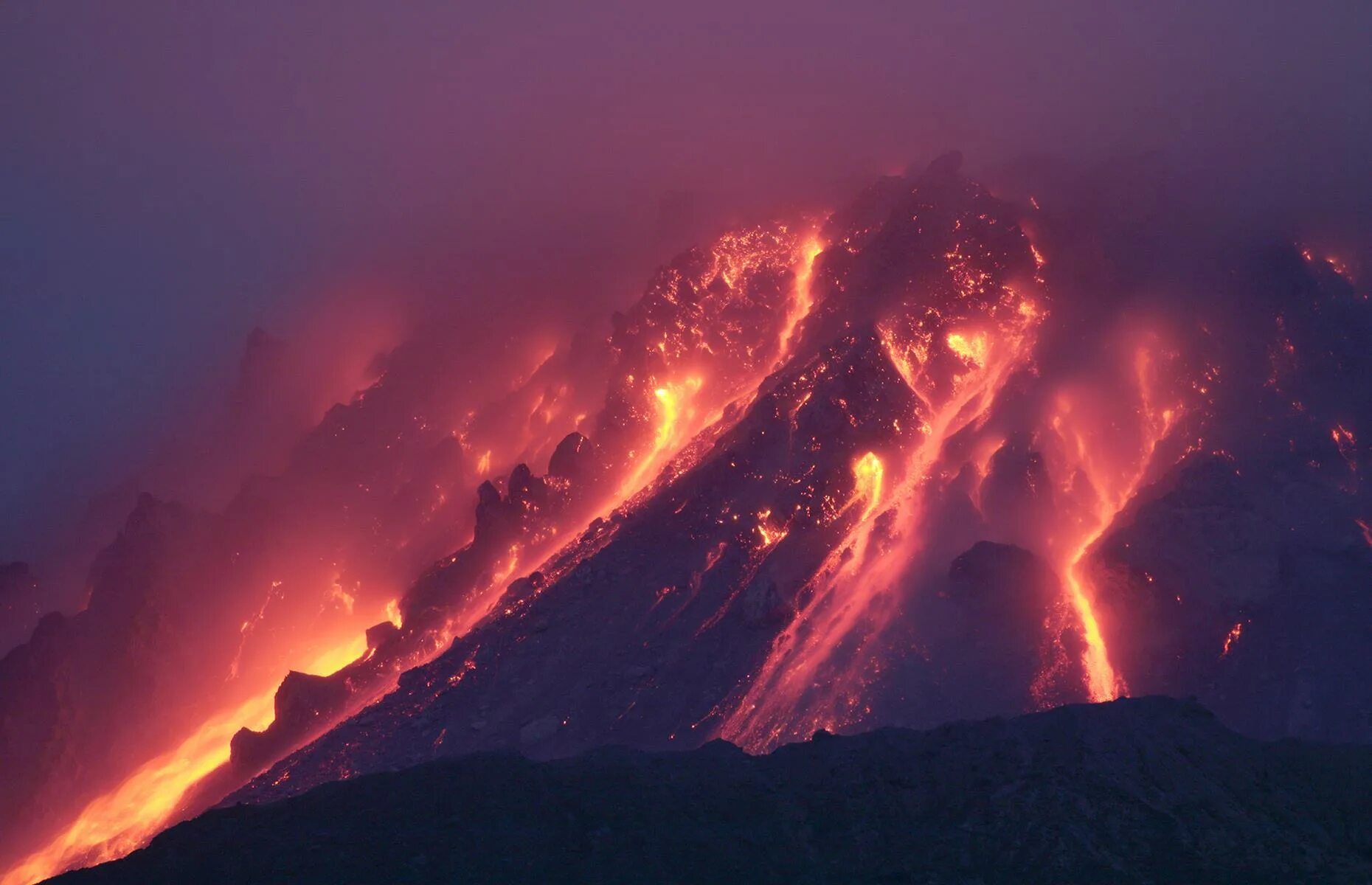 Извержение вулкана какое явление. Суфриер Хиллс извержение. Так, в 1995 году началось извержение вулкана Суфриер-Хиллс. Вулканы извержение вулканов. Суфриер Хиллс вулкан извержение фото.