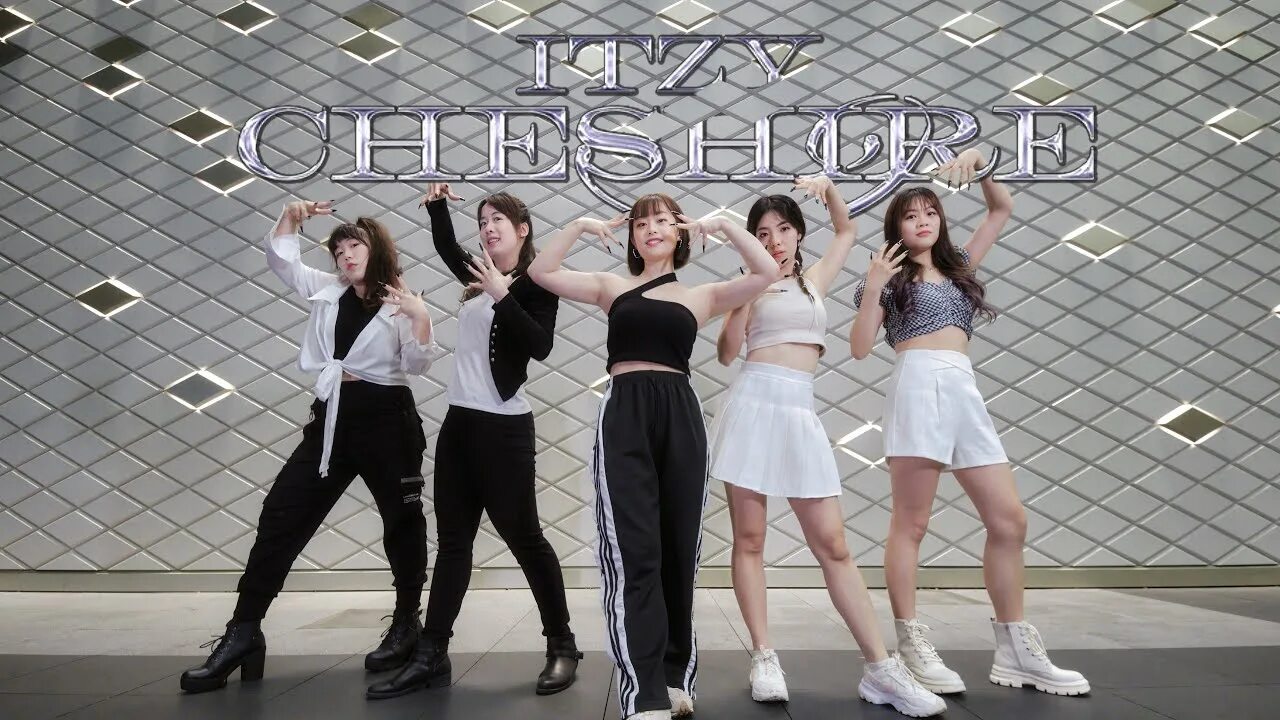 Itzy cheshire песня. Cheshire itzy альбом. cheshire itzy обложка. наполнение альбомов itzy cheshire.