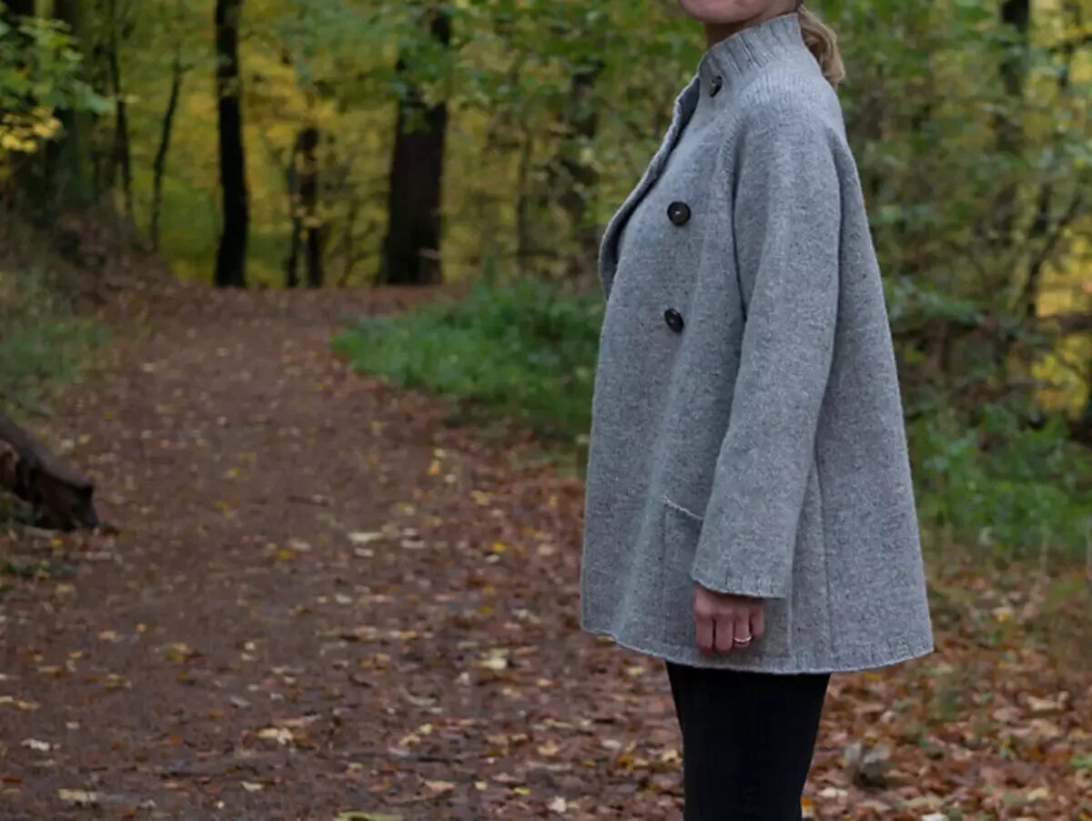 Пальто регланом спицами. Пальто регланом спицами. Вязание кардигана регланом снизу спицами. Пальто реглан спицами для женщин схемы. Кардиган реглан снизу спицами.