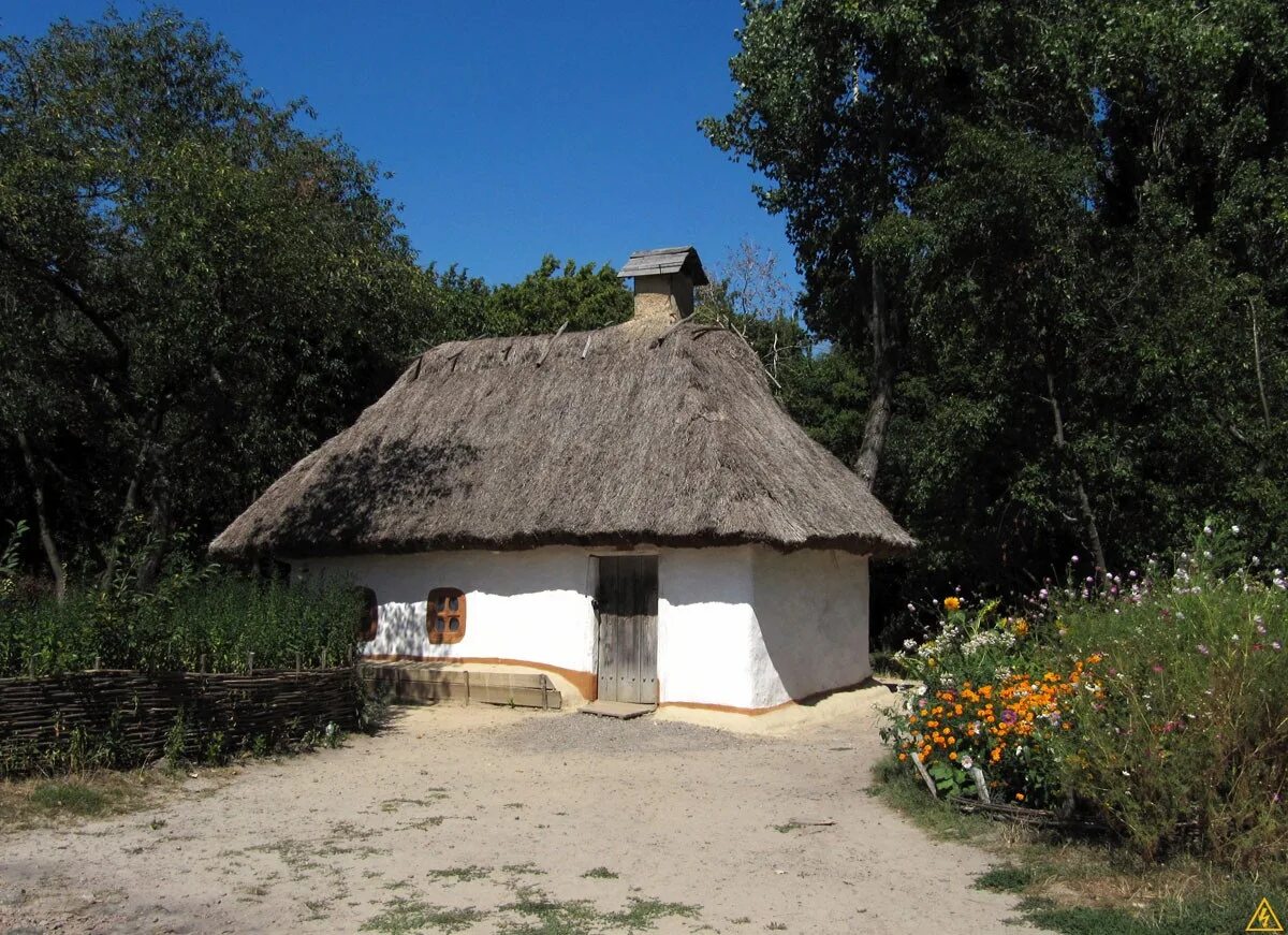 Украинская казачья хата мазанка. Изба мазанка. Ukrainian homes. Украинская хата мазанка 17 века. Мазанки ханок.