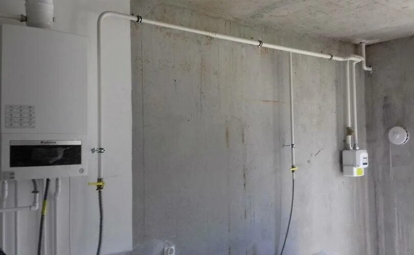 Газовая труба с счетчиком на кухне. Кухонный шкаф под газовую трубу. Экран для газовой трубы. Горизонтальная газовая труба. Скрыть газовую трубу на кухне.