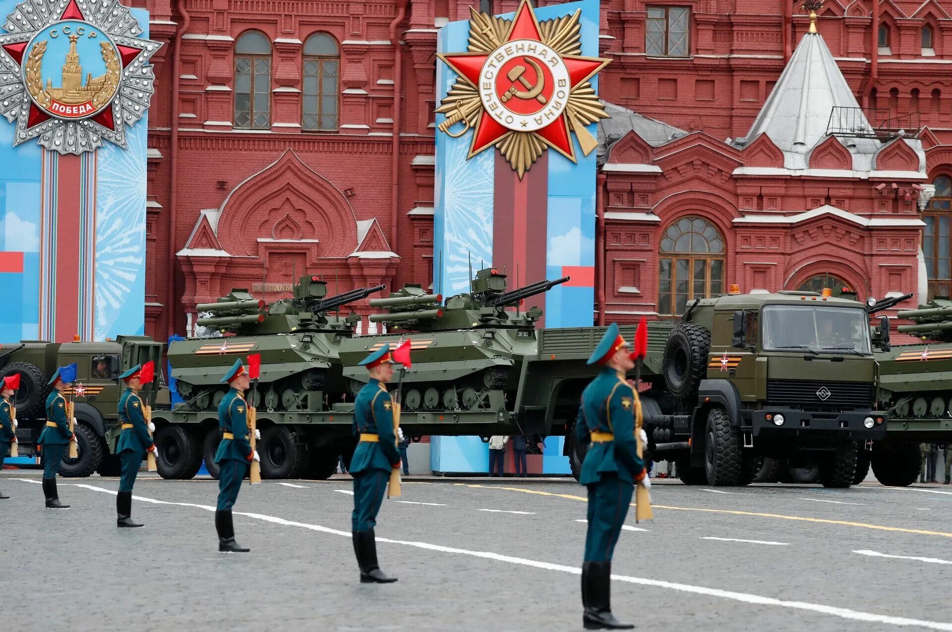 Показать парад победы 9 мая 2025 года. Парад 9 мая в москве 2025 на красной площади. парад на красной площади 9 мая. парад победы в москве на красной площади 9 мая 2025 года.