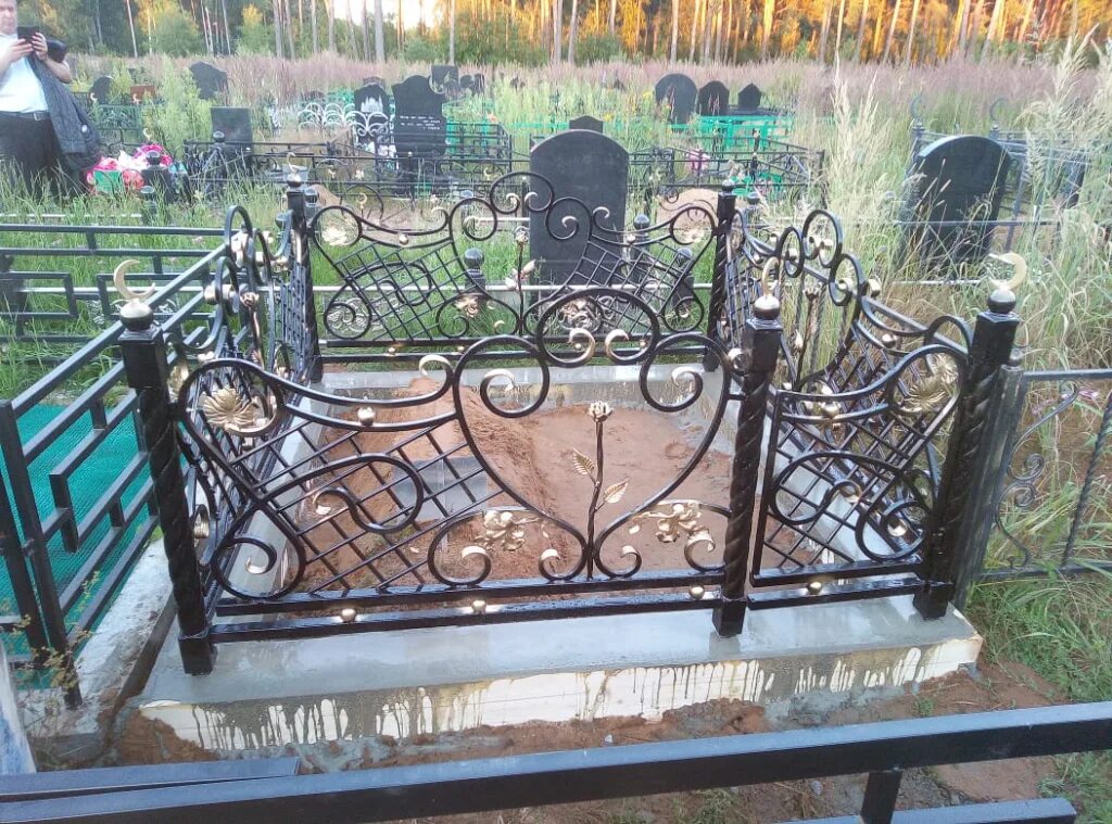 Кованая ограда для могилы благоустройство\. Универсал сталь ограды кованые. Дорогие ограды на кладбище. Кованая рамка для фото на кладбище.