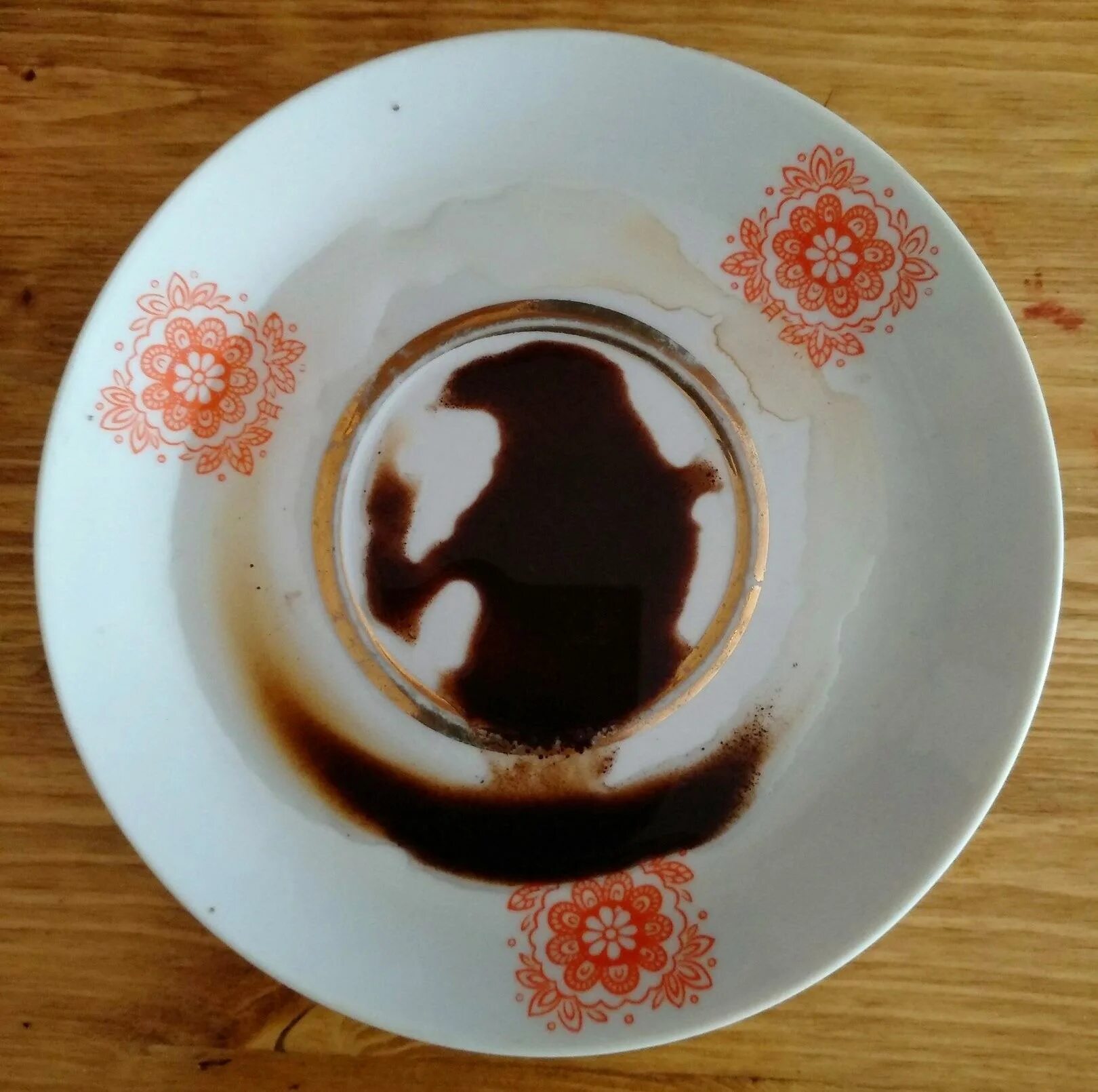 Буква д на кофе. Кофейная гуща. рисование кофейной гущей.