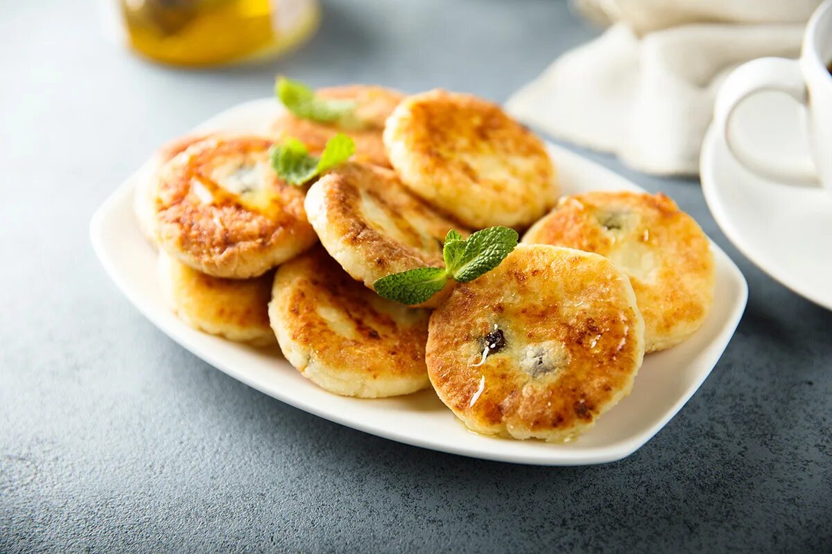 Как формировать сырники. Сырники с финиками. соусы сырники с финиками.