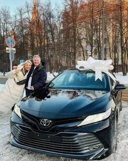 Первый подарил машину второй на ней