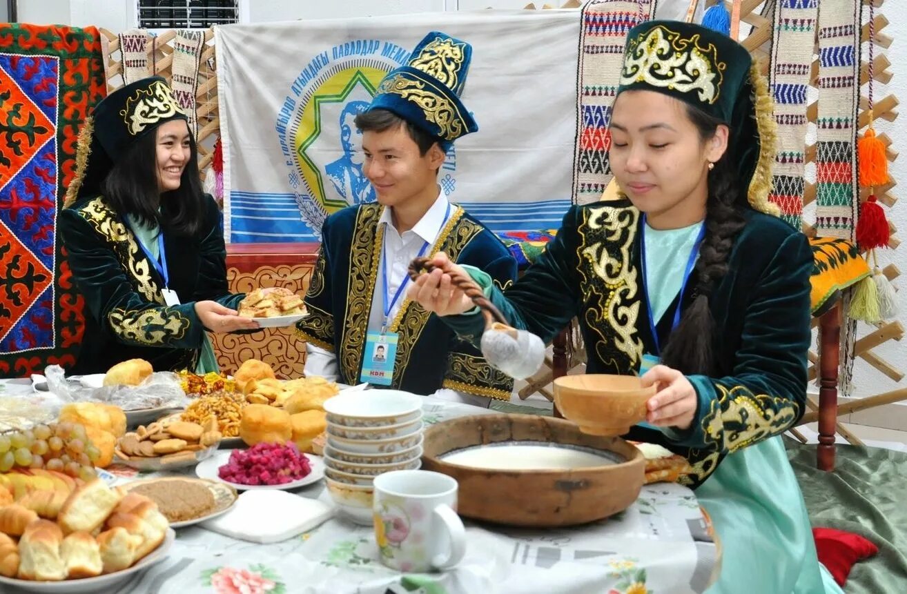 Казахская кухня. Наурыз Казахстан дастархан. Традиция дастархан казахская традиция. Национальная кухня казахов.